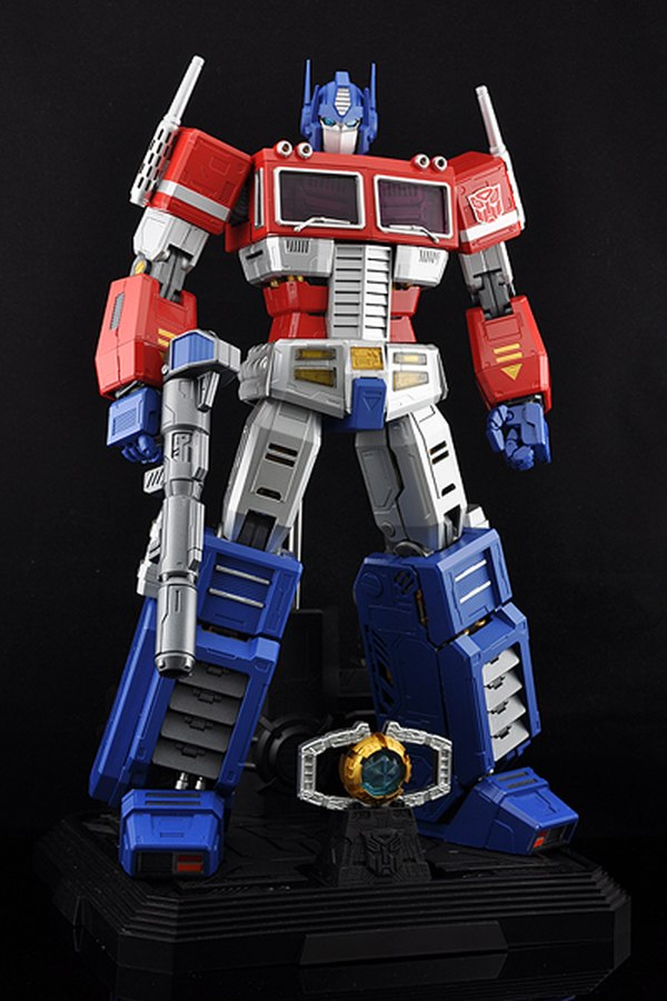 Official Images Action Toys Ultimetal Series Optimus Prime 800 Talking Action Figure  (1 of 14)